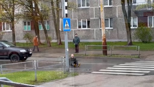 Равнодушие рижан ужасает: ползающему на дороге никто не помог (ВИДЕО)