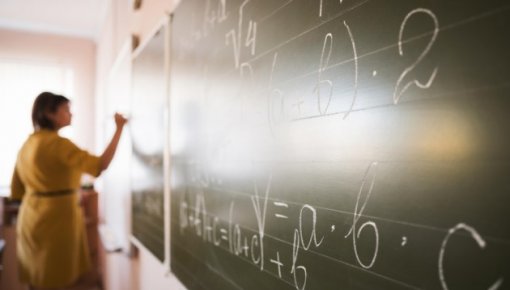 Последний звонок: предлагают лишить работы 214 учителей