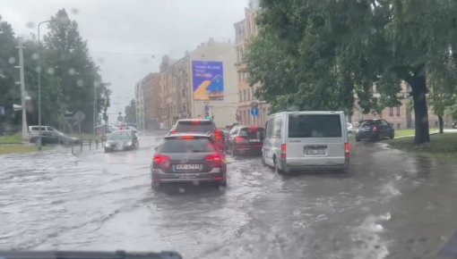 Чуть не смыло! Ливень погрузил столицу в хаос