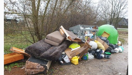 Даугавпилчан просят не выбрасывать старую мебель и технику во дворах