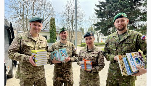 Солдаты вручили книги и настольные игры школам Аугшдаугавского и Краславского краев