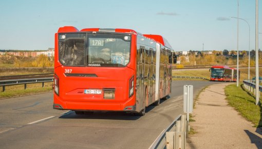 В автобус Skania бросили камень, разбив окно и двери