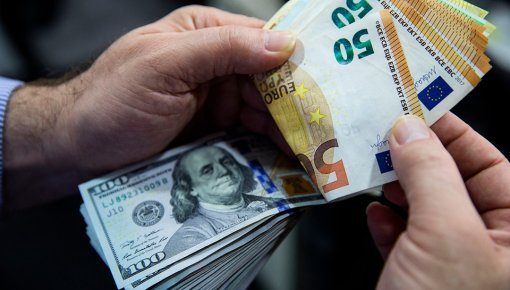 Курс евро падает, а доллар растет. Чем это грозит нам?