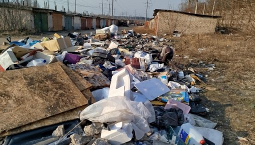 Битва со свалками: гаражный кооператив в Даугавпилсе снова погряз в мусоре