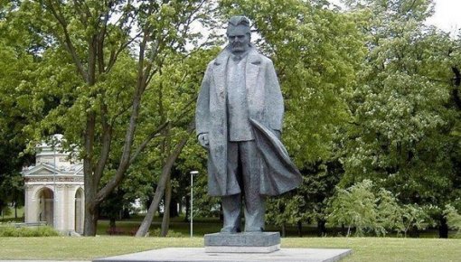 Памятник писателю Упитису всё-таки не будут распиливать пополам