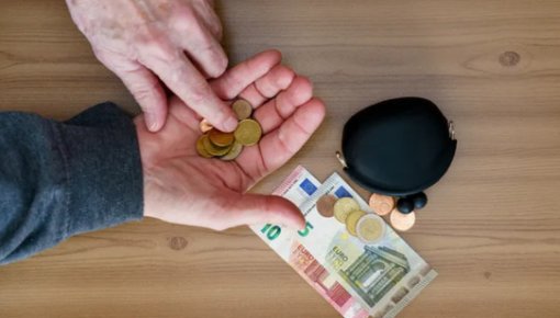 Справедлива ли пенсионная система в Латвии: почему при расчете за основу берут годы, когда меньше всего платили?