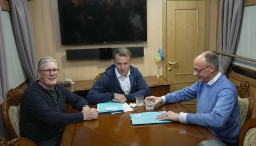 Салфетка или «пакет с кокаином»? Что на самом деле Макрон убирает со стола в поезде по пути в Киев