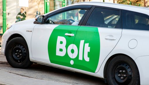 Водитель Bolt угрожал пассажиру пистолетом. Компенсация потерпевшему – 2 евро