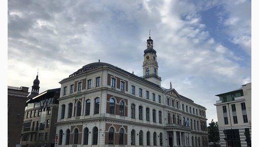 Добренькие за чужой счет: Рижская дума лишила школы части заработка