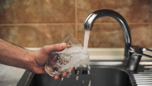 Можно ли пить воду из-под крана? Эксперт считает — да. Но есть нюансы