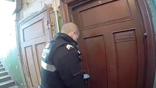 Из квартиры спасли измождённую таксу. Её бросили без еды и воды (+ВИДЕО)