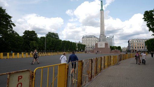 «Позор!» Памятник Свободы спрятали за ржавым советским забором?