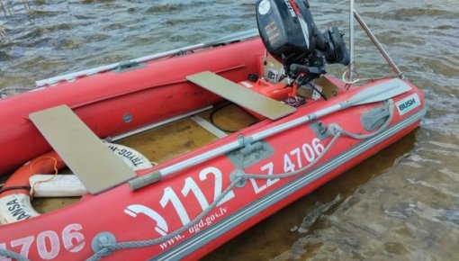 Трагедия в Аугшдаугавском крае: автомобиль утонул в пруду, водитель погиб