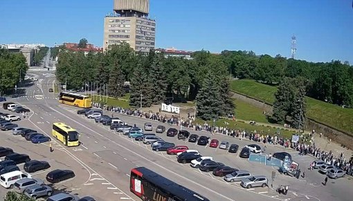 В чем причина очередей на границе в Нарве?