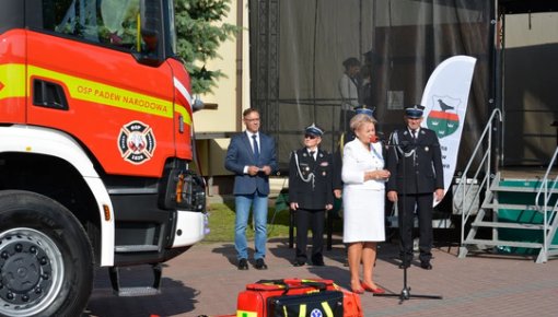 В Польше «крестили» пожарную машину! Но бутылка шампанского оказалась мощнее брони (+ВИДЕО)