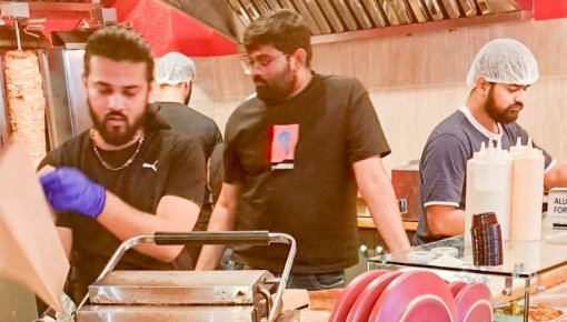   : Mēs protam runāt latviski.    