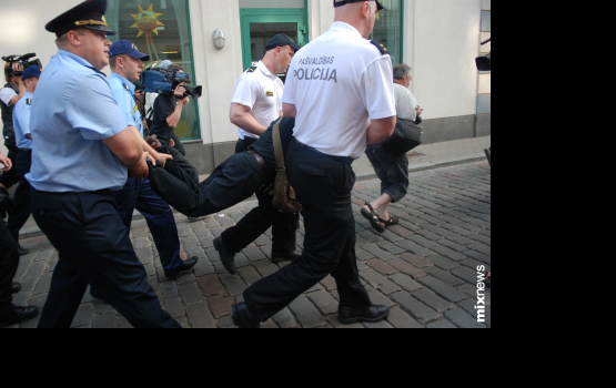 "Нацистское" шествие сорвано - закон против экстремизма