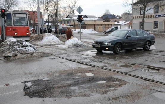 Латвийские дороги разрушают автомобили - кто будет отвечать?