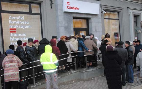 С утра возле банка Citadele образовалась огромная очередь (фото)
