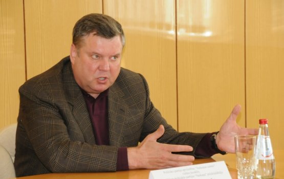 Депутаты от VL-ТБ/ДННЛ вручили Урбановичу карикатуру "Умный гусь"