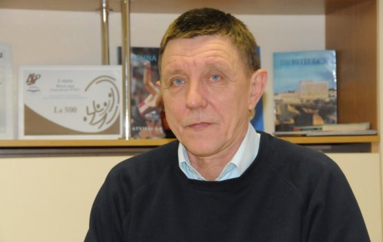 Директор спортшколы купил новую машину