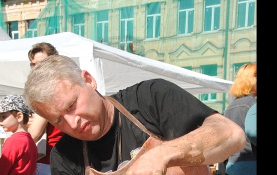 Новая скульптура расположилась между котом и черепахой