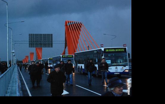 Женщина пыталась утопиться в Даугаве, сбросившись с Южного моста