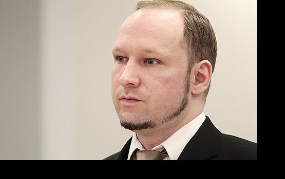 "Норвежский стрелок" Брейвик жалуется на пытки в тюрьме