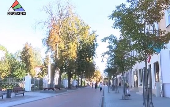 В Даугавпилсе зацвели каштаны и акация (видео)
