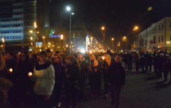 День Лачплесиса завершился факельным шествием (фото)