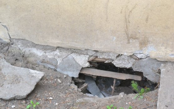 У муниципального дома отваливаются стены и проваливается пол
