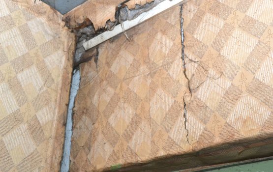 У муниципального дома отваливаются стены и проваливается пол