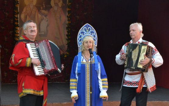 Сестры пели и плясали