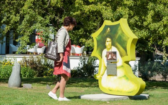 «Нас обвенчали время, звезды, весь народ…»