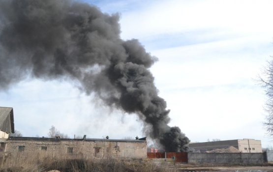 Фотофакт: в промзоне Черепово горели покрышки