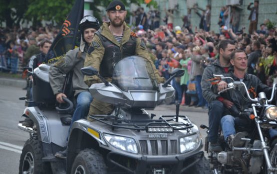 В Праге активисты под флагами НАТО ополчились на «Ночных волков»