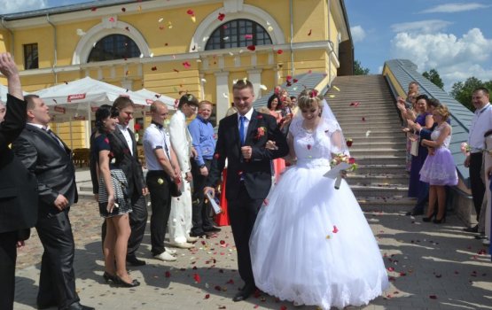 Три пары молодоженов подарили городу свою любовь