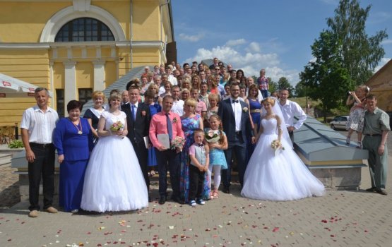 Три пары молодоженов подарили городу свою любовь