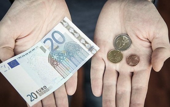 Опрос: ничтожное число жителей довольно экономикой Латвии