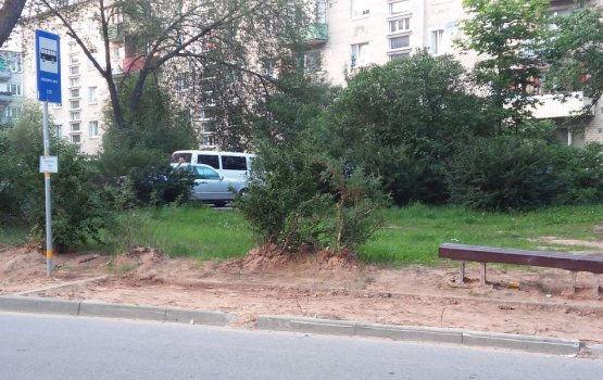 Куда пропал асфальт с автобусной остановки?