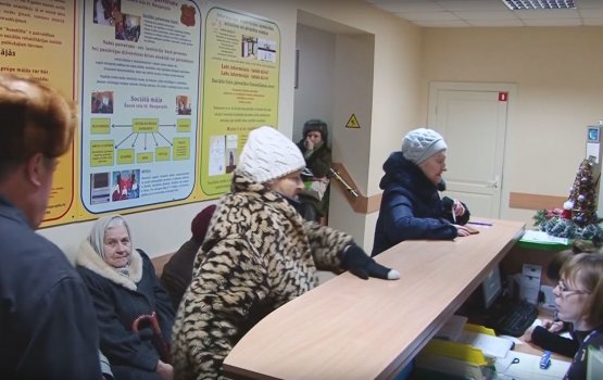 Социальная служба выдает пенсионерам льготные проездные