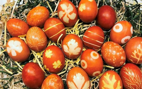 Готовимся к Пасхе: красим яйца луковой шелухой