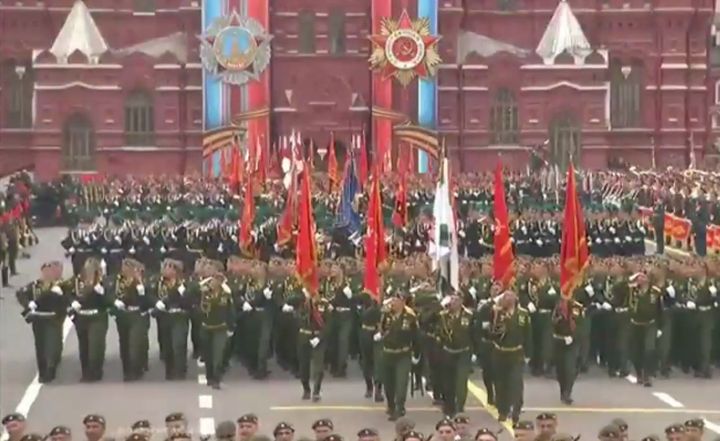 На Красной площади начался парад Победы - воздушную часть отменили из-за непогоды