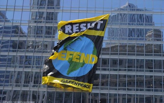 Greenpeace вывесил транспаранты на небоскребе Трампа в Чикаго и на мосту в Гамбурге