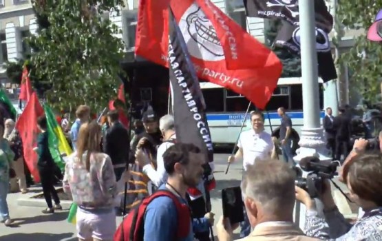 Тысячи москвичей вышли на марш против цензуры в интернете