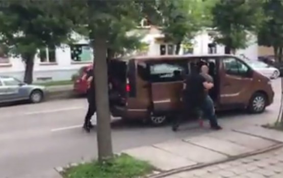 В Елгаве люди в масках средь бела дня "похитили" двух мужчин