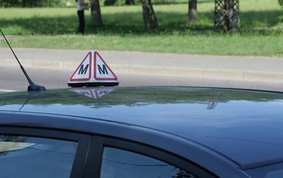 Министерство предложило вернуть учебную езду в жилых зонах, а "голосующих" одеть в яркие жилеты