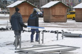 Фотофакт: на площади Виенибас начали устанавливать каток