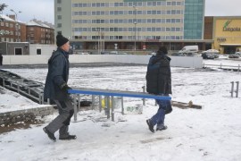 Фотофакт: на площади Виенибас начали устанавливать каток