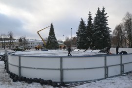 Фотофакт: на площади Виенибас начали устанавливать каток